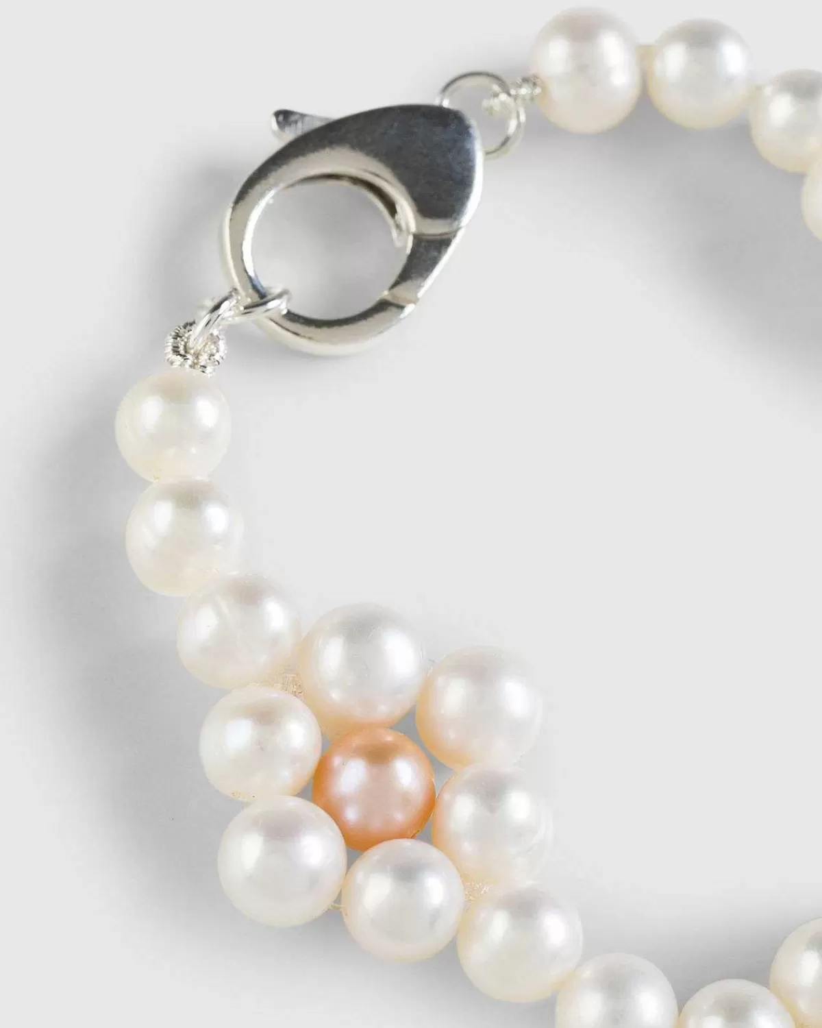 daisy_pearl_armband_hvid_3.webp Smykker>Hatton Labs Daisy Pearl Armband Hvid