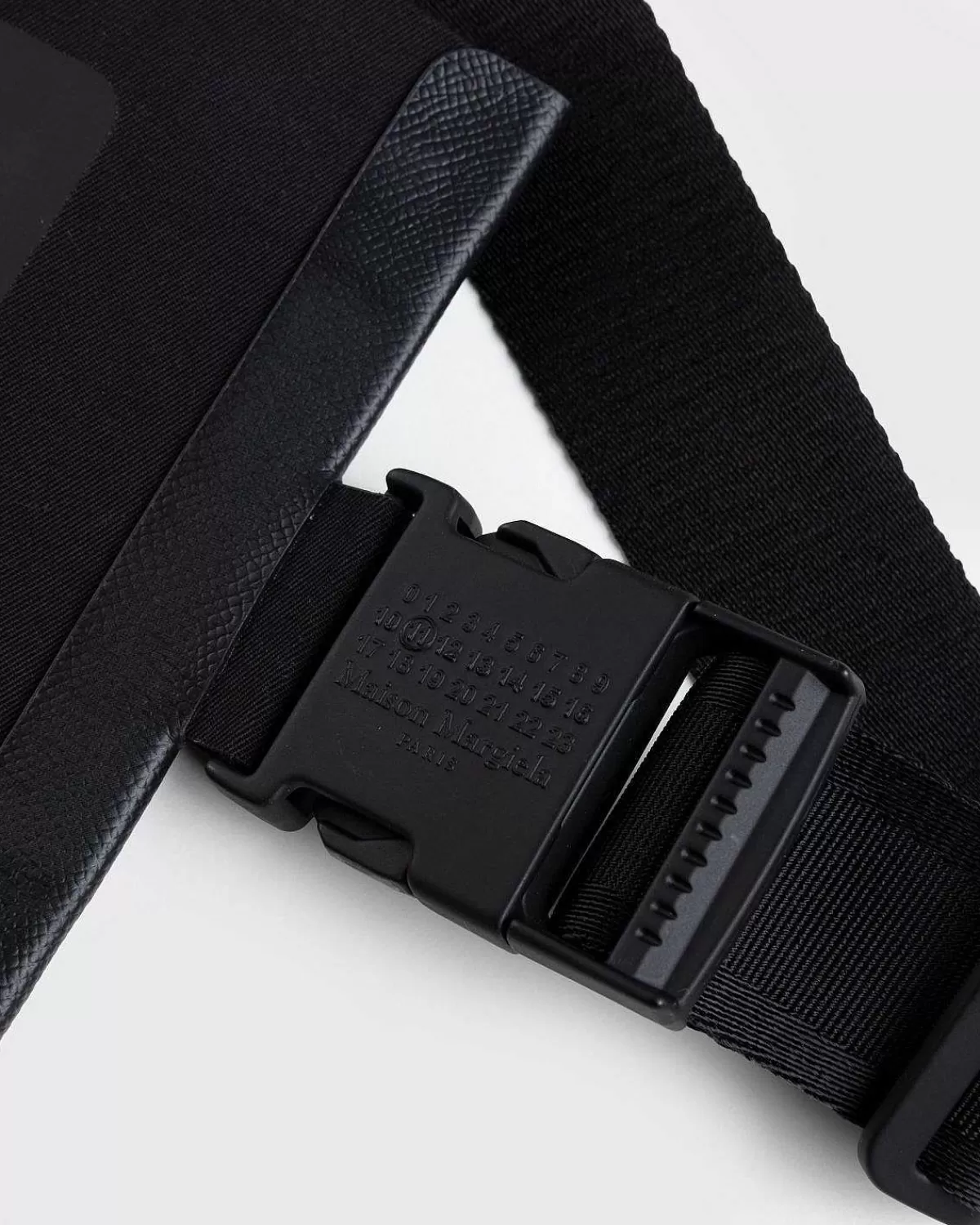 mackintosh_crossbody_tech_bag_sort_3.webp Tasker>Maison Margiela Mackintosh Crossbody Tech Bag Sort