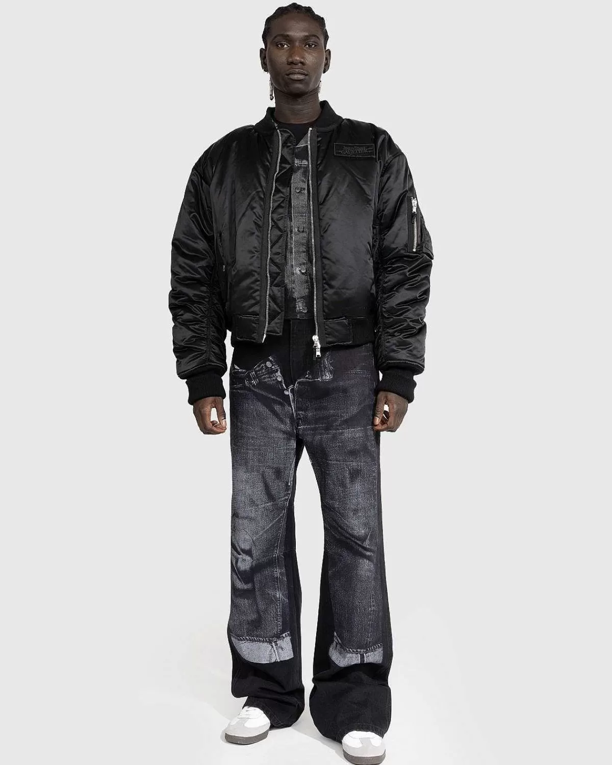 oversized_satin_bomberjakke_sortgra_4.webp Overtøj>Jean Paul Gaultier Oversized Satin Bomberjakke Sort/Gra
