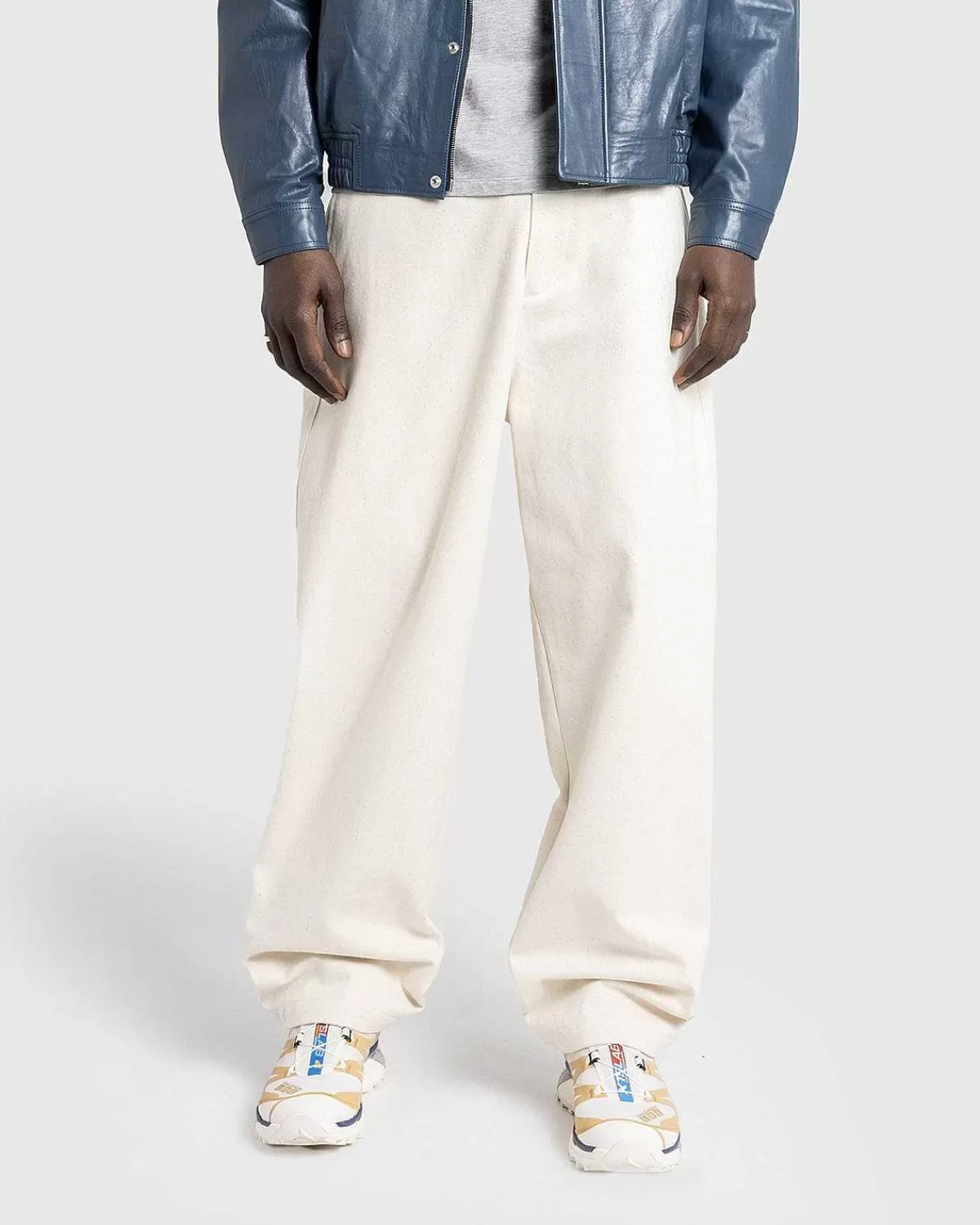 plisserede_bomuldsbukser_elfenben_3.webp Bukser>Highsnobiety HS05 Plisserede Bomuldsbukser Elfenben