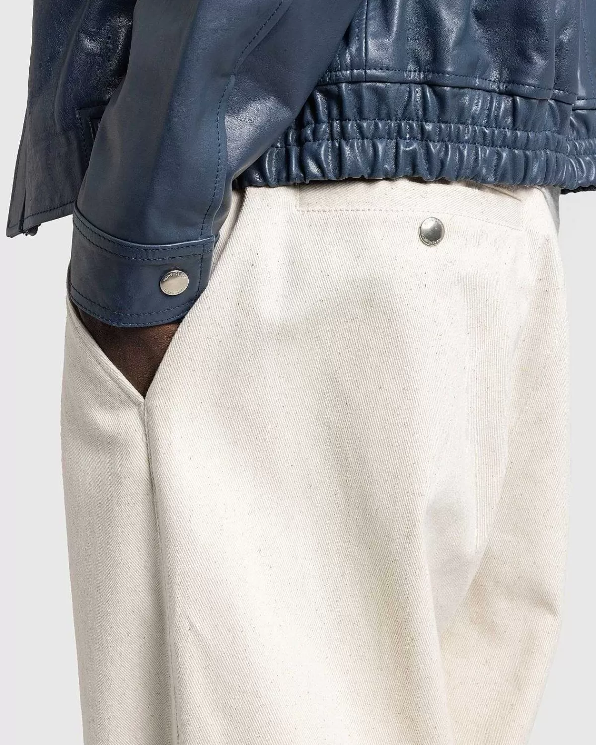 plisserede_bomuldsbukser_elfenben_7.webp Bukser>Highsnobiety HS05 Plisserede Bomuldsbukser Elfenben