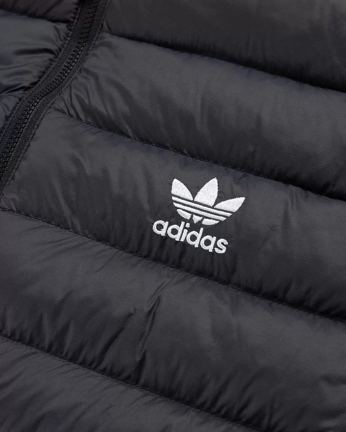 polstret_vest_sorthvid_5.webp Overtøj>Adidas Polstret Vest Sort/Hvid