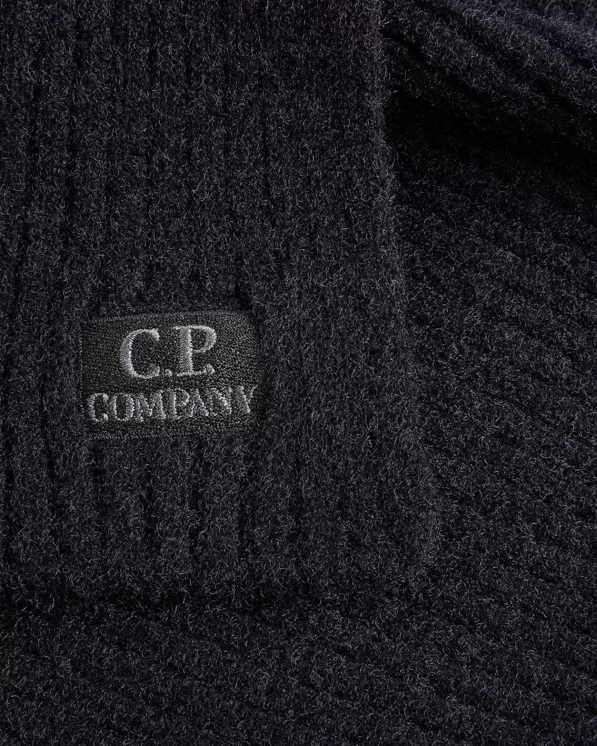 ribbet_logo_patch_torklaede_sort_4.webp Vinter Tilbehør>C.P. Company Ribbet Logo Patch Torklaede Sort