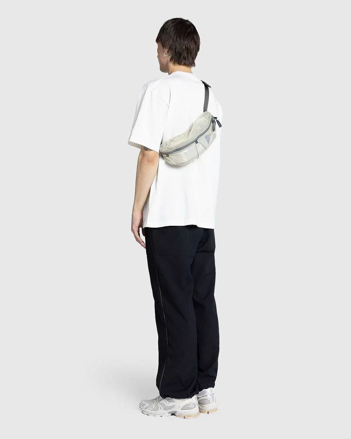 sil_taljetaske_offwhite_4.webp Tasker>And Wander Sil Taljetaske Off-White