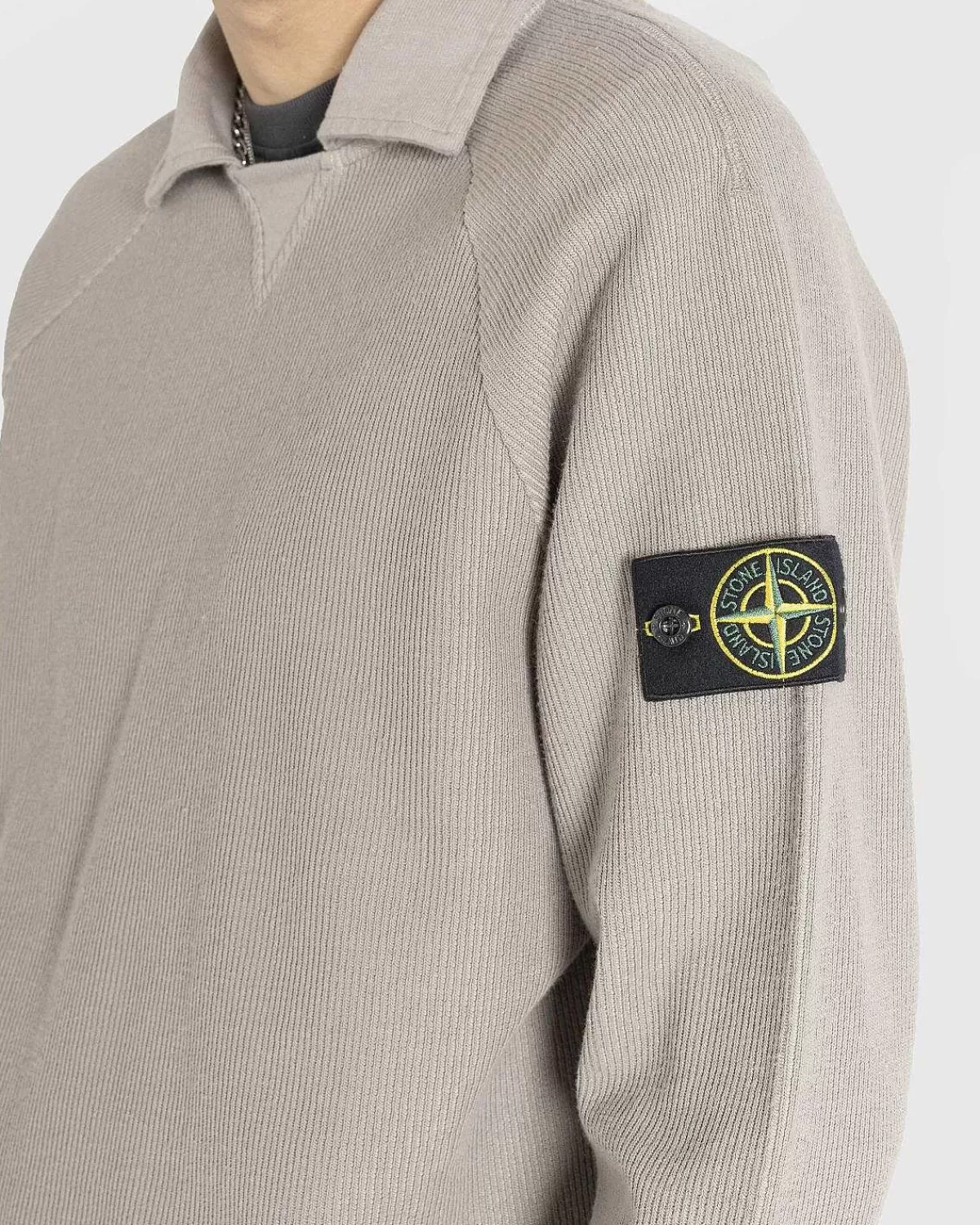 spredt_krave_strik_skjorte_dove_grey_5.webp Strik>Stone Island Spredt Krave Strik Skjorte Dove Grey