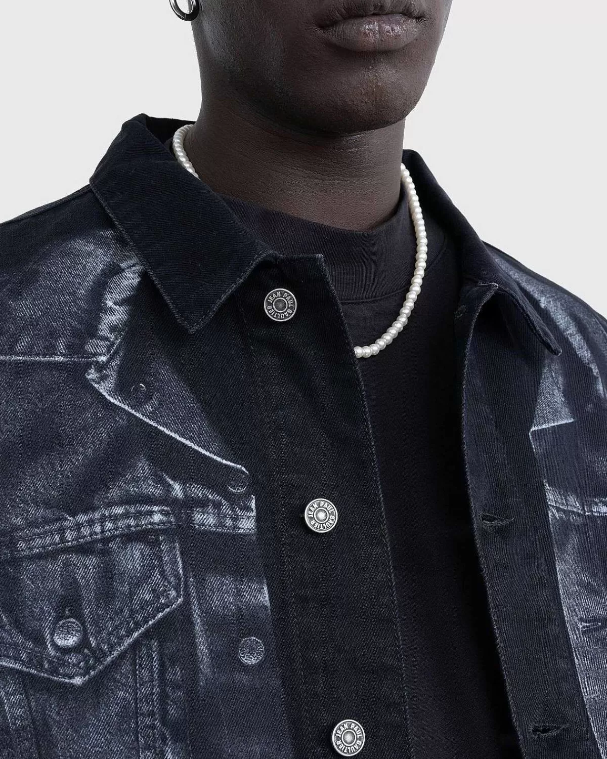 trompe_loeil_denimjakke_sort_5.webp Overtøj>Jean Paul Gaultier Trompe L'Oeil Denimjakke Sort