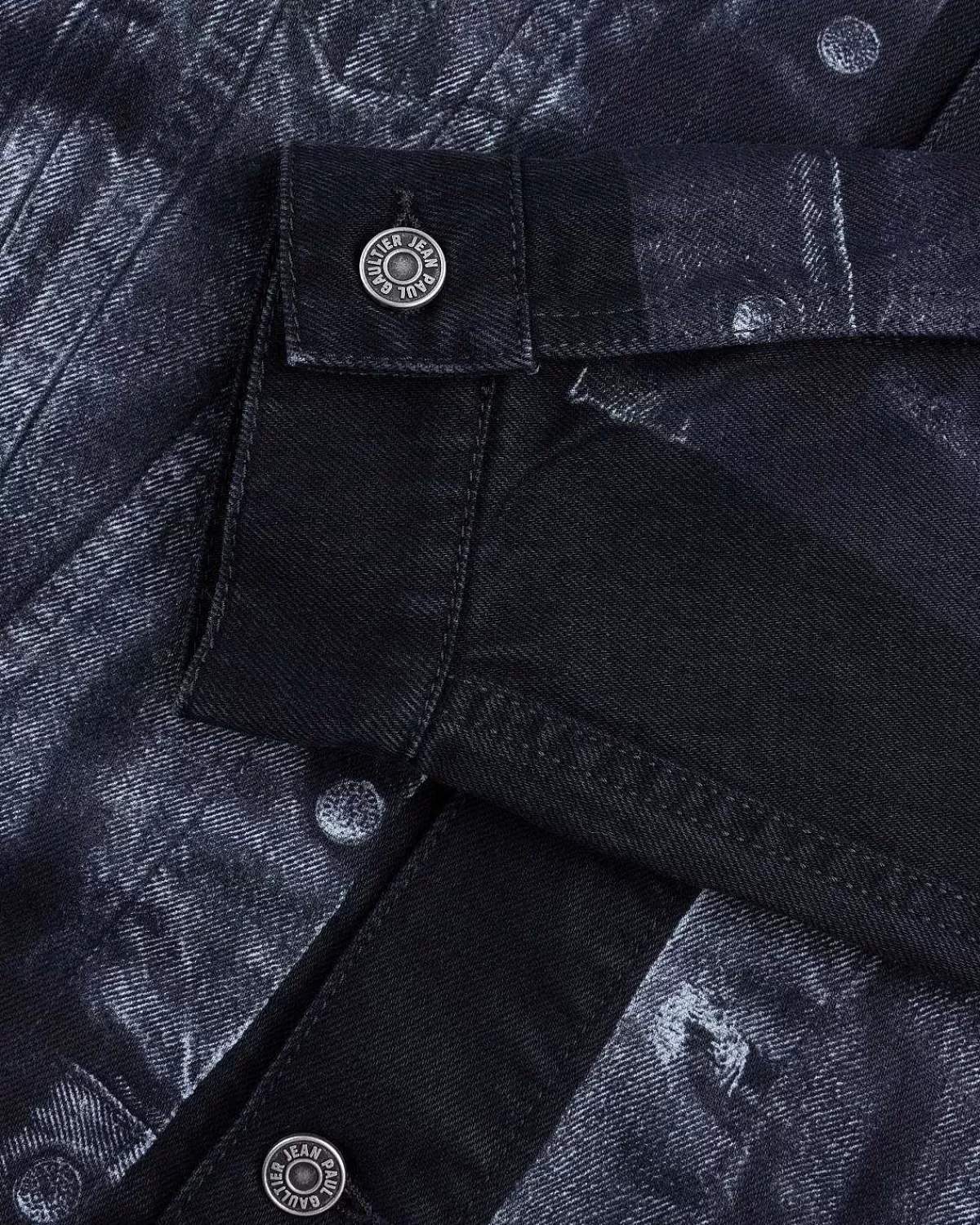 trompe_loeil_denimjakke_sort_7.webp Overtøj>Jean Paul Gaultier Trompe L'Oeil Denimjakke Sort