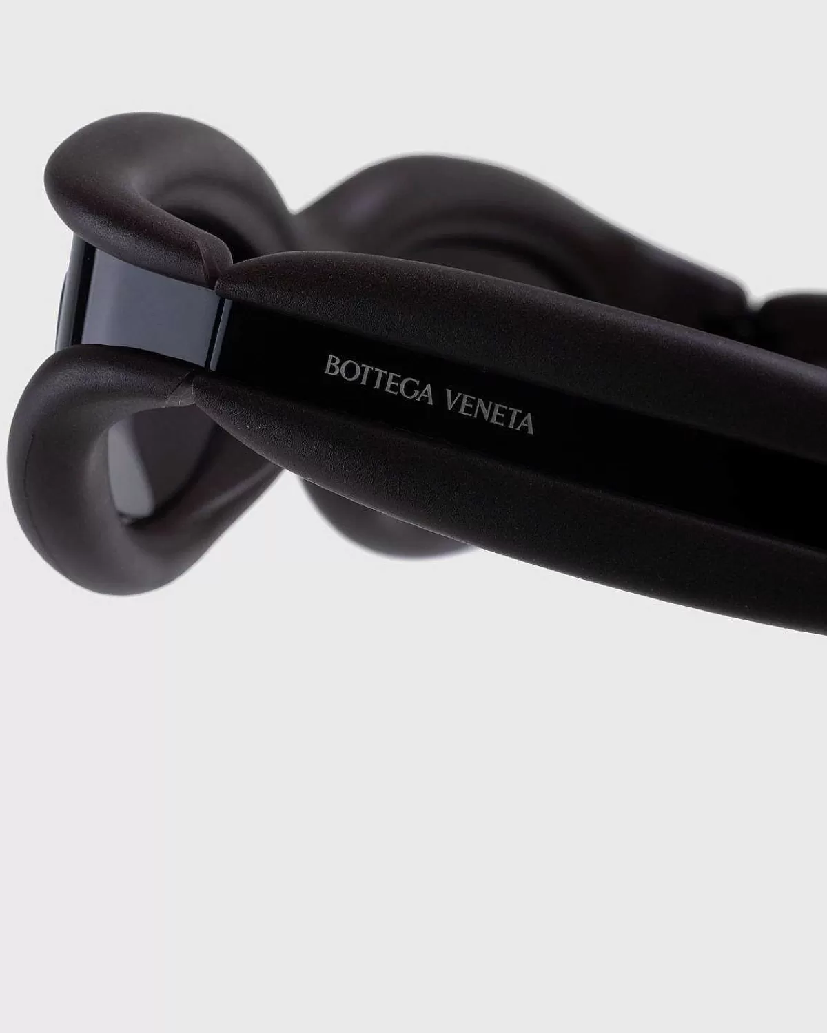 uundskyldende_solbriller_sort_3.webp Solbriller>Bottega Veneta Uundskyldende Solbriller Sort